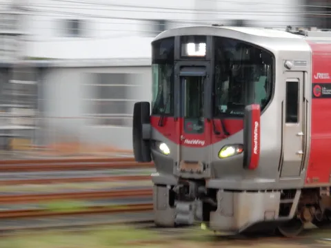 風を切る赤銀の列車