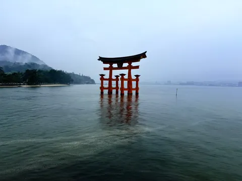 水面に映る、神秘的な鳥居