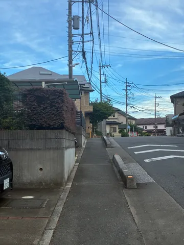 街角の静かな電線風景