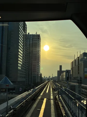 都会の線路と黄金の夕日