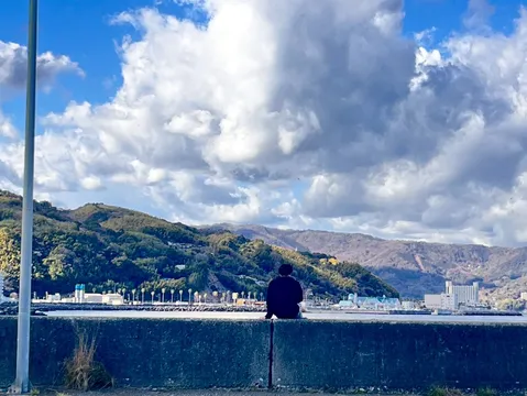 青空と山並みの、静かな眺め