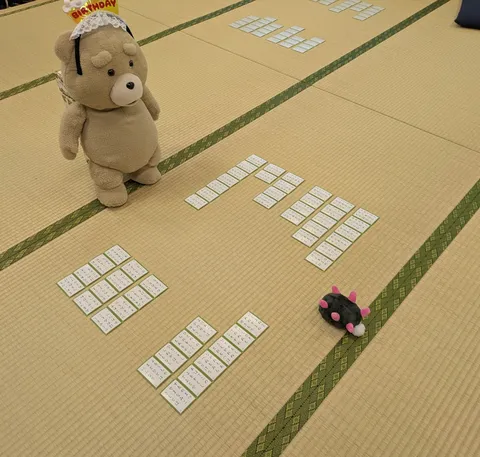 テッドとカードで遊ぶ休日の風景