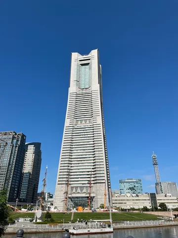 青空にそびえる未来都市