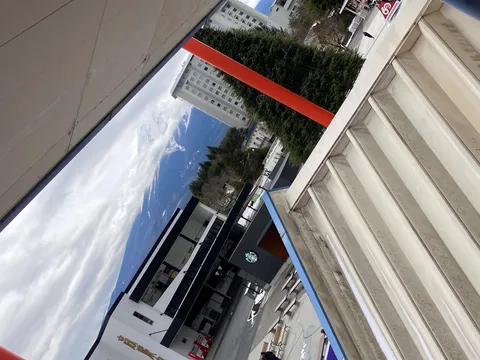 山と街並み、青い空