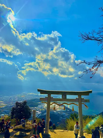 天空の鳥居と光の街並み