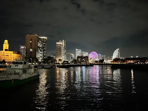 水面に綴る都市の輝き