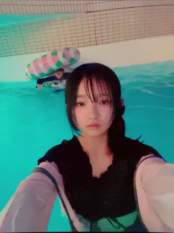 水面キラキラ、浮き輪でぷかぷか