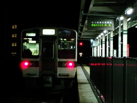 終電間際の駅、寂寥の灯り