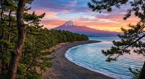 海辺に佇む富士山の夕暮れ