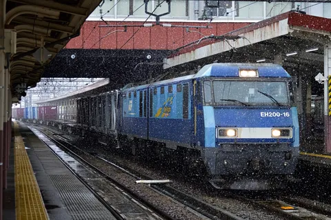 吹雪の駅、貨物列車、EH200-16
