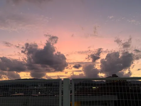 夕焼けに染まる紫色の空