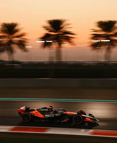 夕焼けと疾走するF1マシン