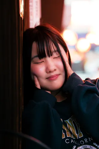 優しい光に微笑む横顔