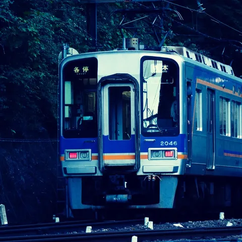 青い電車と夏の線路