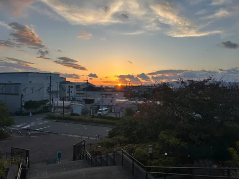 夕暮れの街と階段、そして夕日