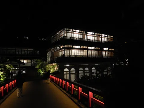 夜の帳と灯る明かり