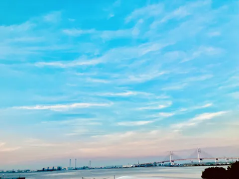 鮮やかな青空と橋のある風景