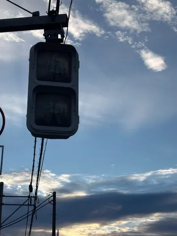 信号と空のコントラスト