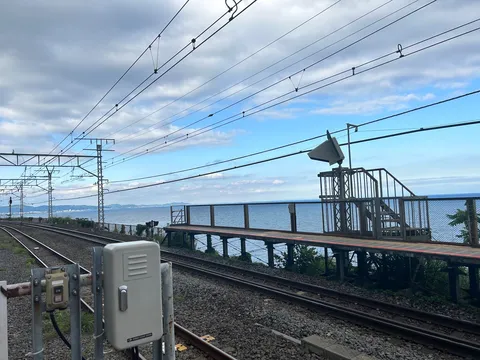 海辺の駅、電線と空の旅