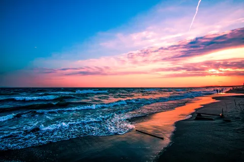 色彩が踊る夕暮れの海辺