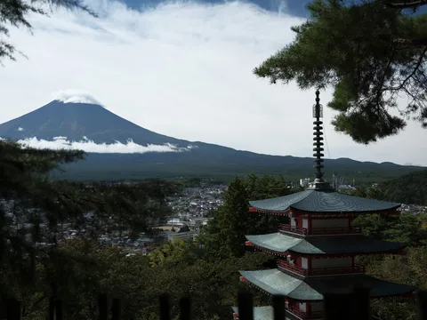 五重塔と雲のかかった富士山