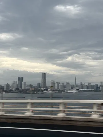 雨上がりの摩天楼風景