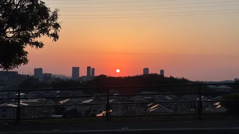 茜色に輝く街の夕景
