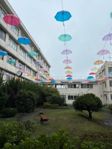 空色の傘が踊る校庭