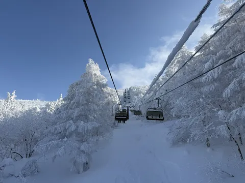 樹氷煌めく雪山のリフト