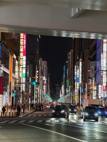 夜の銀座を貫く光