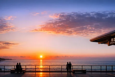日立駅の夕焼け、海の輝き