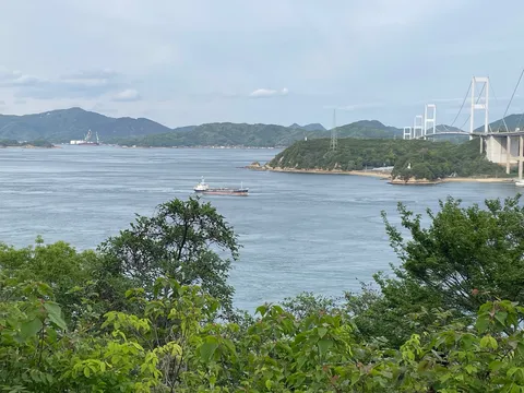 雄大な吊り橋と船路