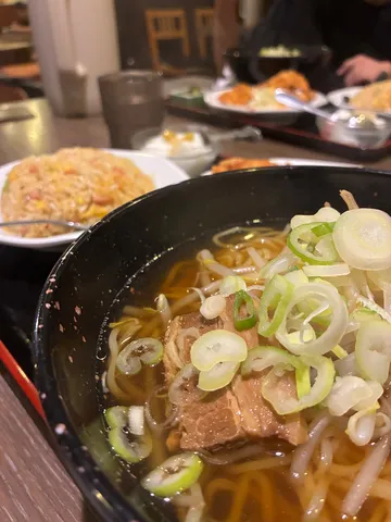 熱々ラーメンと炒飯の誘惑