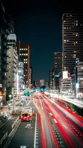赤い光跡の夜道