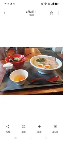 温かな店の一杯の風景