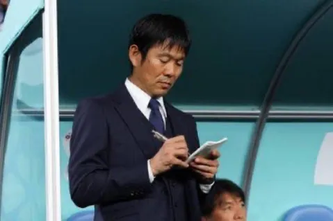 冷静に記録する指揮官