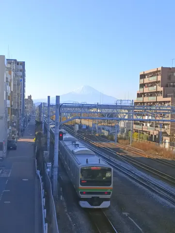 都会と富士山のコントラスト