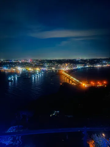 煌めく海辺の夜景