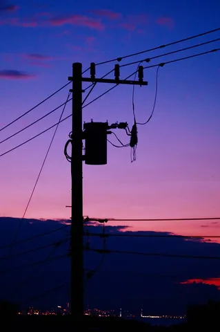 夕景に溶ける電柱の影