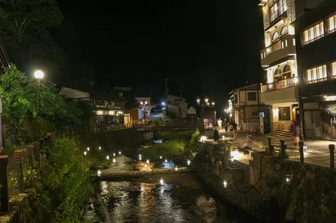 夜の川辺に灯る物語