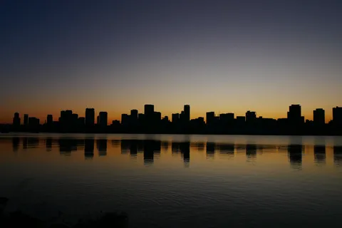 夕景に浮かぶ影絵都市