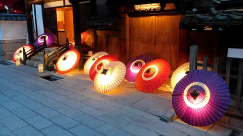風情ある和傘の灯り