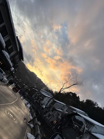 雪景の街に浮かぶ夕陽