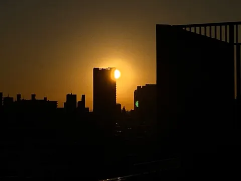 夕陽に浮かぶビル群の影