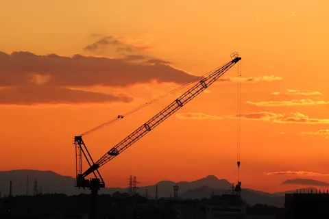 クレーンが描く夕暮れのシルエット