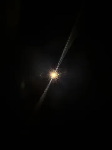 漆黒に輝く一条の光