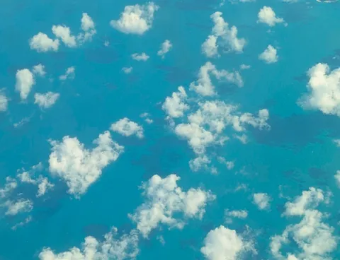空と海の境界、白く輝く雲