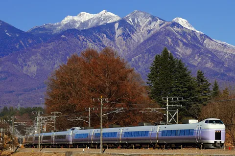 雪山と列車、冬の風景
