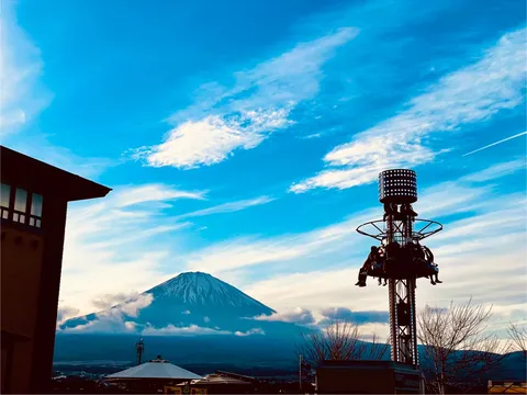 絶叫マシンと富士山の壮大な共演