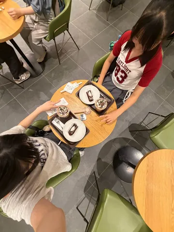カフェでのんびり、甘いひととき